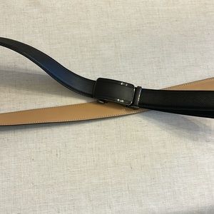 Men’s leather ratchet belt with simulated grain coating.  Sizable from 58-38.